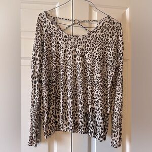 Ladies, leopard print long sleeve shirt
Size :L
Elastic around the bottom